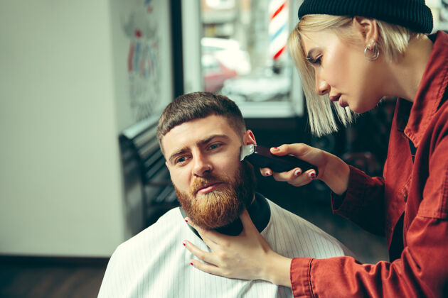 女性客户在理发店剃须时髦客户顾客