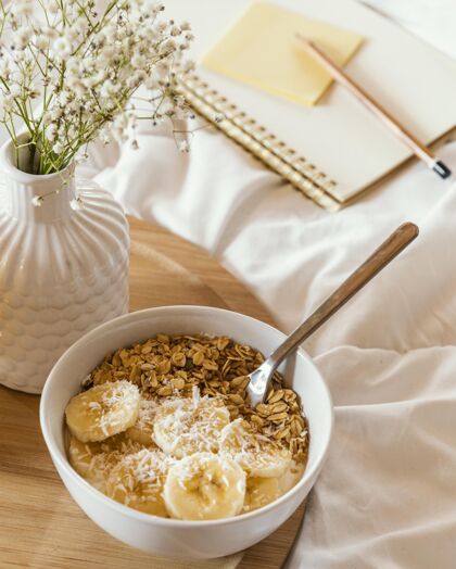 床高角度美味麦片和香蕉片餐床和早餐安排
