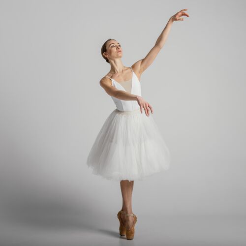 艺术芭蕾舞演员摆出尖头鞋的姿势表演艺术家女人