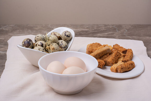 菜肴各种各样的鸡蛋在灰色的杯子表面盘子健康晚餐