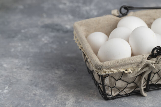 碗在大理石背景上装满新鲜的白色鸡蛋的篮子全营养蛋白质