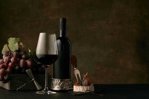 盘子前视图美味的水果盘葡萄酒瓶 奶酪和酒杯上的黑暗自然味道葡萄