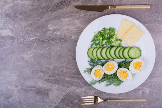 午餐煮鸡蛋配黄瓜片和香草早午餐传统健康