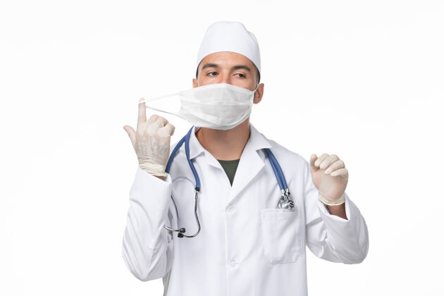 视野正面图：男医生穿着医疗服 戴着口罩 原因是轻壁病毒-轻壁病毒-大流行性疾病病毒冠状病毒实验室外套