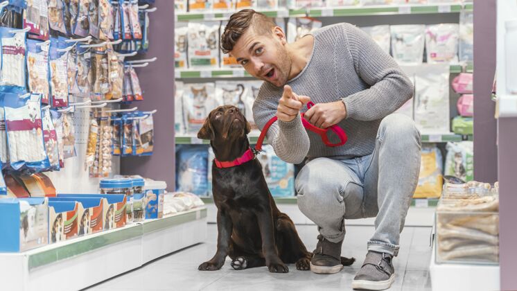 零售可爱的狗和主人在宠物店购买人动物