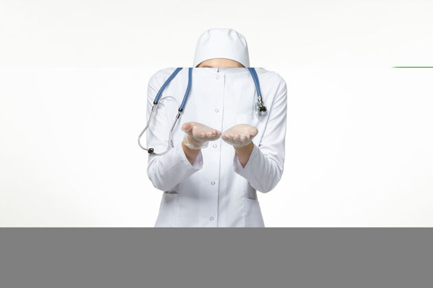听诊器正面图女医生穿着医疗服戴着口罩和手套因冠状病毒对轻壁病冠状病毒-大流行性疾病药人疾病
