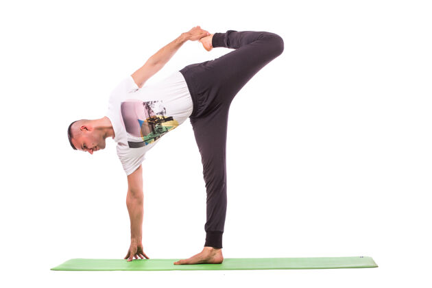 运动员男人把瑜伽隔离在白色的背景上专业年轻体位法