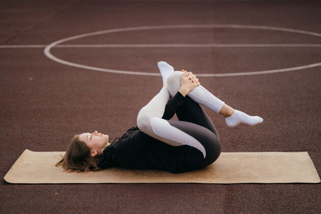 力量健身房外的运动和健身穿着运动服的年轻女性在户外操场上训练表现运动活跃