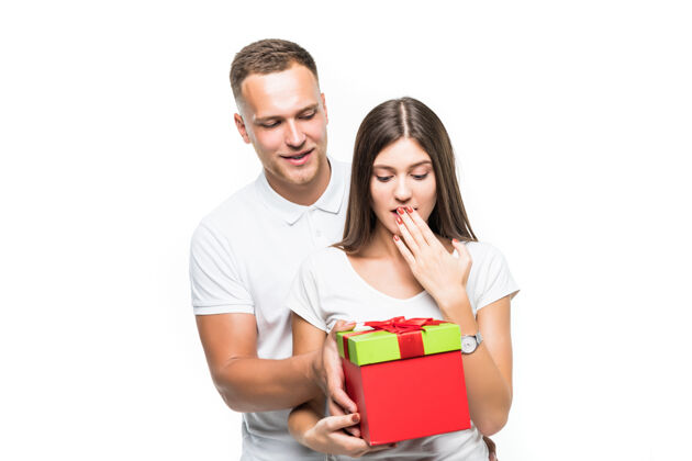 一对年轻貌美的情侣给他的女士一个白色的礼物盒惊喜漂亮生活祝贺