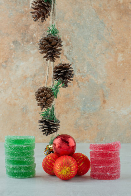果冻绿色和红色的糖果酱红色圣诞球大理石背景高品质的照片吃食物美味