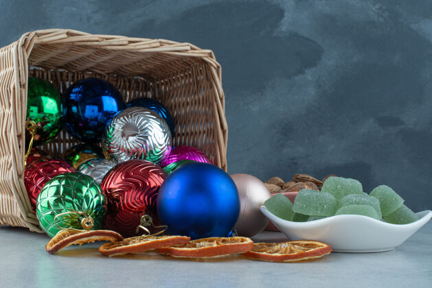 白色圣诞喜庆球与白色盘子充满绿色果酱高品质的照片美味糖美味