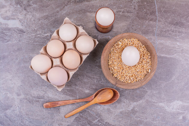 甜点把鸡蛋放在纸板托盘和木杯里烹饪餐厅健康的