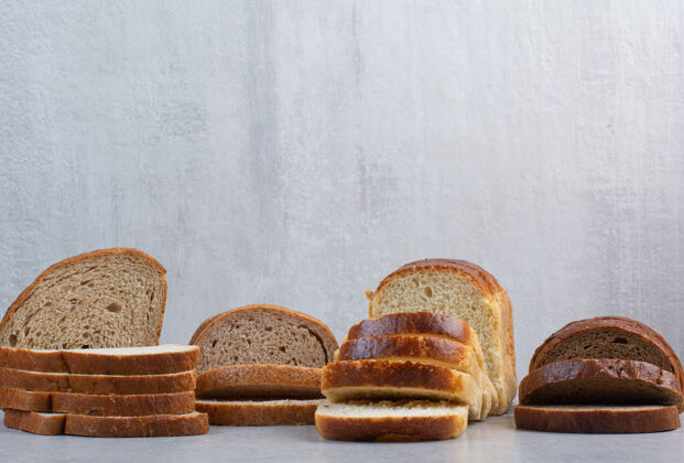 棕色各种面包片大理石背景高品质的照片黑麦食品面包