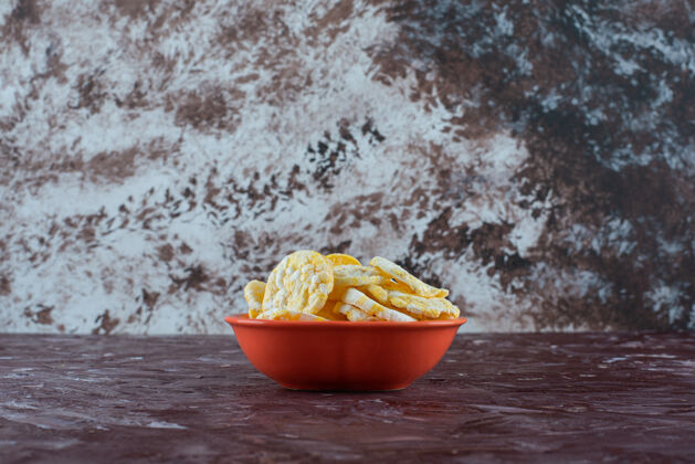 盐一碗美味的奶酪片放在大理石上风味美味开胃菜