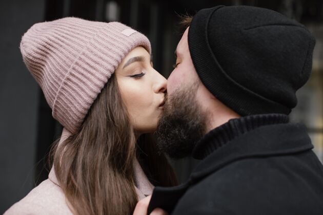情侣年轻夫妇在户外接吻户外年轻深情