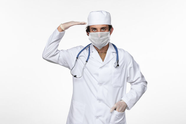冠状病毒正面图身穿医疗服的男医生 戴着无菌口罩 以防感染冠状病毒大流行性疾病面具穿戴男性