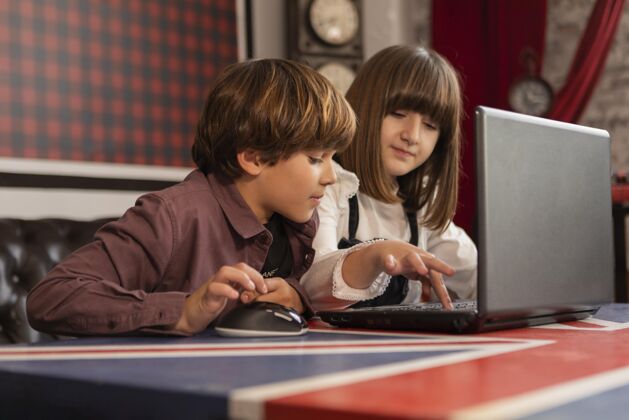 姐妹兄弟姐妹在家使用笔记本电脑男孩科技女孩
