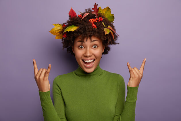 微笑是啊 它的冷冰冰的喜出望外的女人 用五颜六色的树叶装饰着非洲式的头发 享受着秋天的时光 举手投足 摆出摇滚的姿态 穿着随意 在紫罗兰色的墙壁上感到精力充沛紫色欣喜若狂牙齿