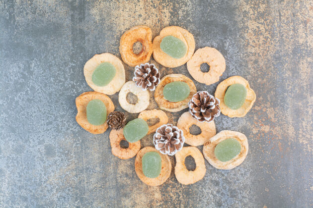 糖绿色果酱与干果和松果在大理石背景高品质的照片糖果干的苹果