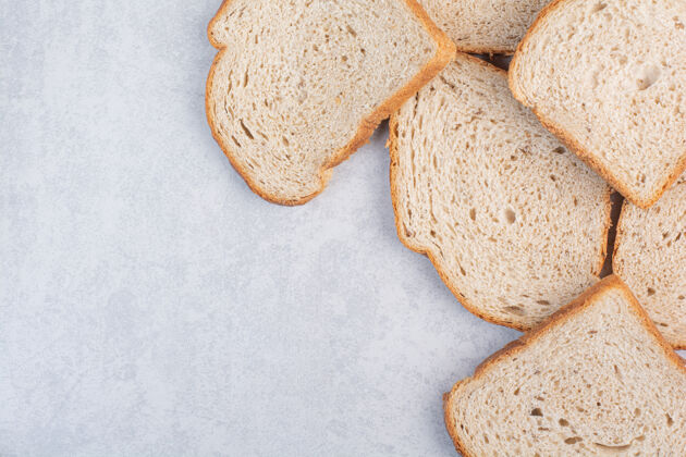 食用石头背景上的黑麦面包片高质量的照片烘焙自制传统