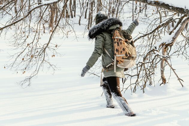 女人冬天背着背包的女人肖像场景雪冬