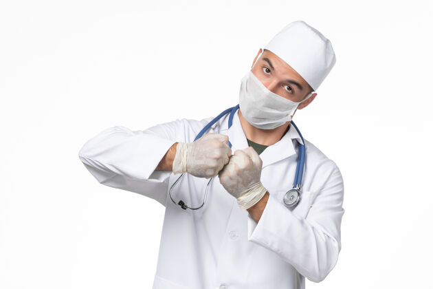 套装正面图男医生穿着医疗服 戴着口罩 因covid-白墙上有covid-病毒大流行病毒病穿戴正面男性