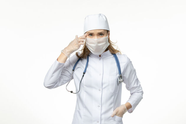 套装正面图女医生穿着医疗服 戴着口罩和手套 因冠状病毒对轻白壁病大流行covid-正面面罩女性
