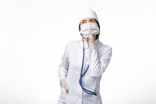 到期正面图女医生穿着白色医疗服 戴着口罩 因大流行思考白墙病健康医学大流行病毒医学人男性
