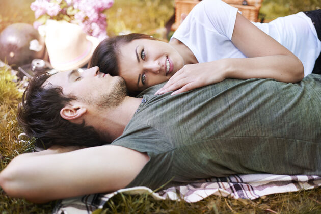 自然浪漫的情侣在公园野餐年轻夫妇安全休闲服