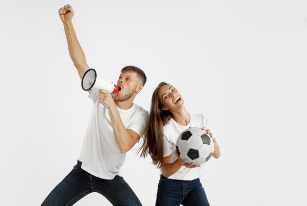 球美丽的年轻夫妇的肖像足球或足球球迷在白色空间面部表情 人类情感 广告 体育概念衬衫体育广告