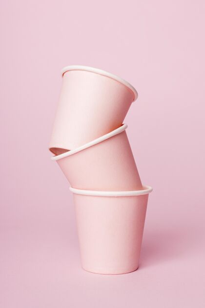 纸杯带纸杯的单色静物画单色安排粉色