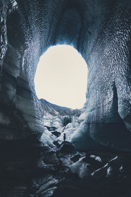 冻结白天有雪的洞穴冰户外冬天