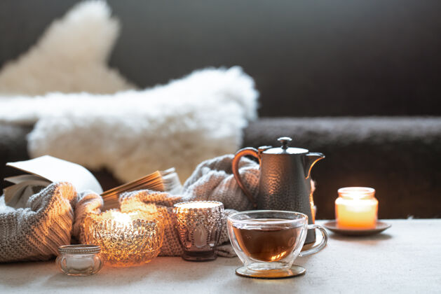 静物一杯茶 一个茶壶 一个漂亮的老式烛台和蜡烛的静物画舒适细节构图