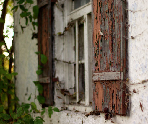 旧的老房子生锈的百叶窗房子生锈了窗户