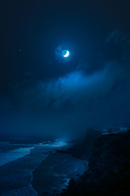 山满月下的岩石海岸天空月亮海滩
