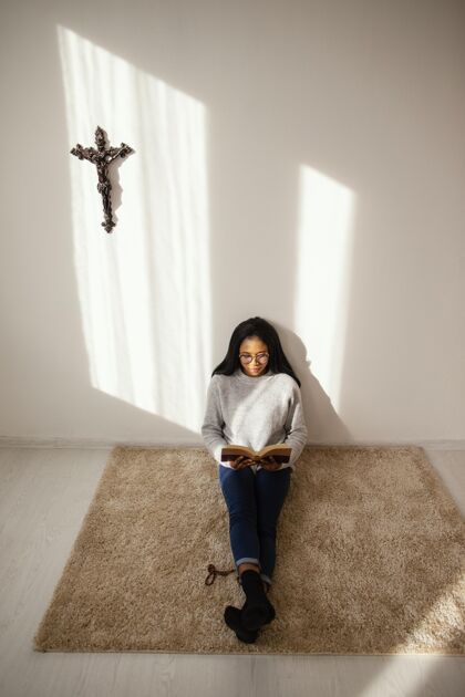 宗教女人在室内读圣书信任崇拜信仰