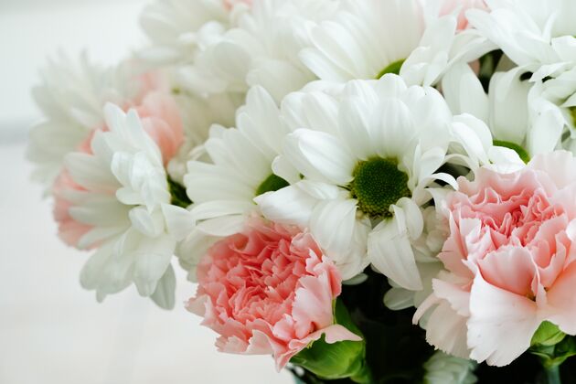 花束特写镜头一个美丽的花束与五颜六色的鲜花和特兰斯瓦尔雏菊灯下开花婚礼开花