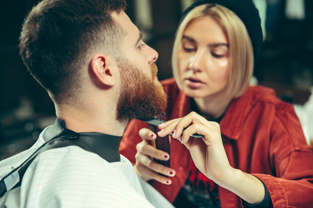 椅子客户在理发店剃须女理发师在沙龙性别平等美容伐木工人性别