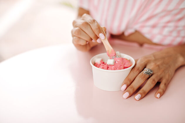 棉花糖戴着戒指吃冰激凌的女人的剪影享受美味甜点的女人的选择性焦点冷人美味