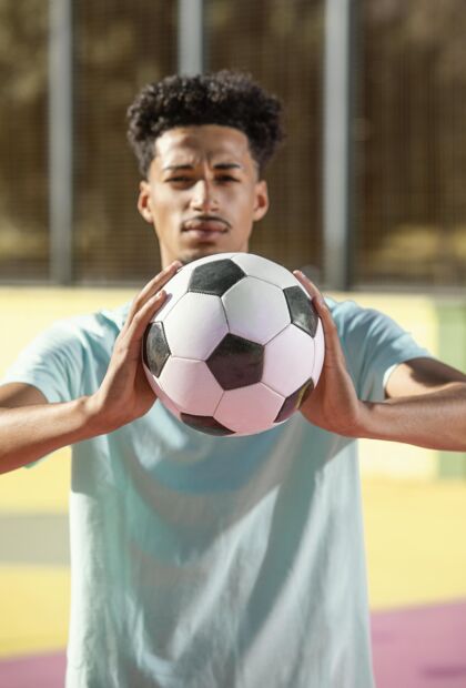 男年轻人在踢足球年轻人足球肖像