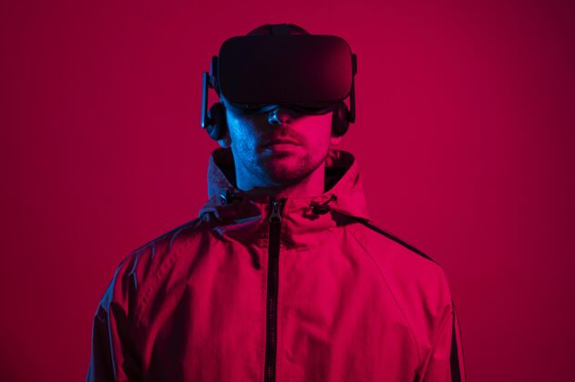 虚拟戴着红灯的虚拟现实装置的男人体验虚拟现实创新