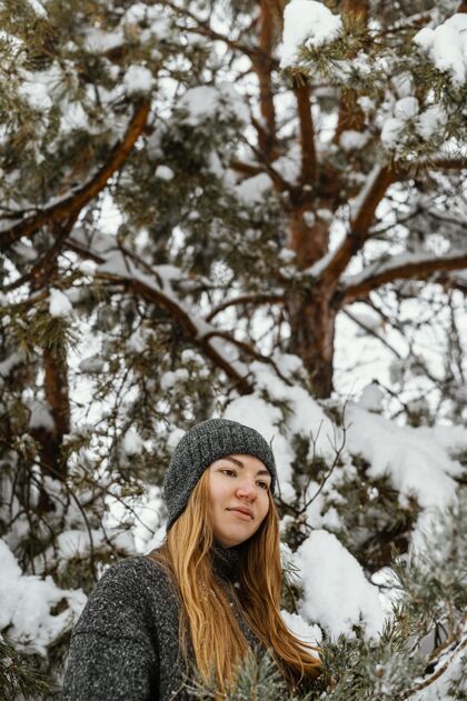 女人在冬日为年轻女子画像场景雪背包