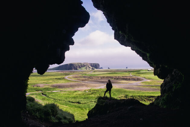 冒险白天站在岩层上的女人乡村站冰岛
