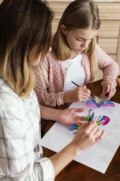 艺术家特写 女人和孩子画蝴蝶绘画孩子生活方式