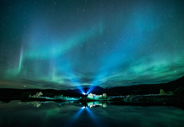 自然绿色极光照亮了水面湖泊夜光户外