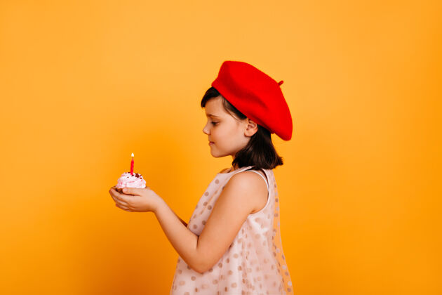 乐趣孩子手持蜡烛蛋糕的侧视图法国小孩庆祝生日配件食物女性