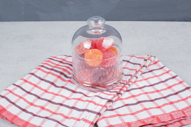 糖果红色桌布上放着一罐糖果高质量的照片颜色食物罐子