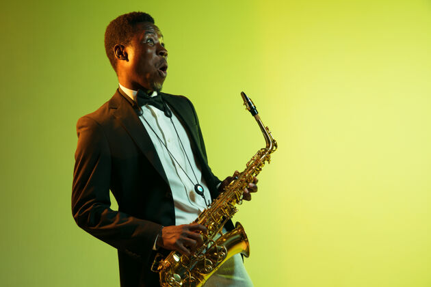 旋律年轻的非洲裔美国爵士乐音乐家演奏萨克斯管声音男人场景