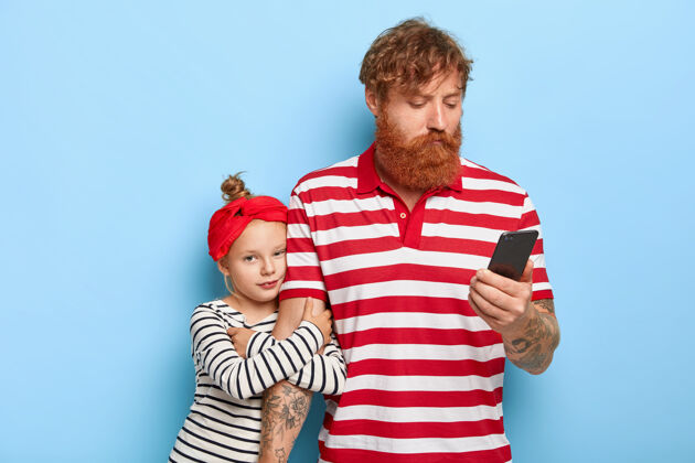 电话时尚姜女儿和爸爸一起摆造型注意年轻忽略