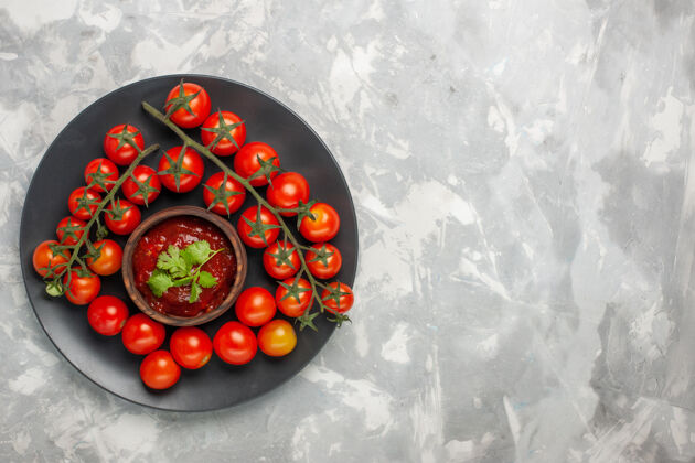 胡椒顶视图新鲜的樱桃西红柿内板上的白色表面橄榄饮食盘子